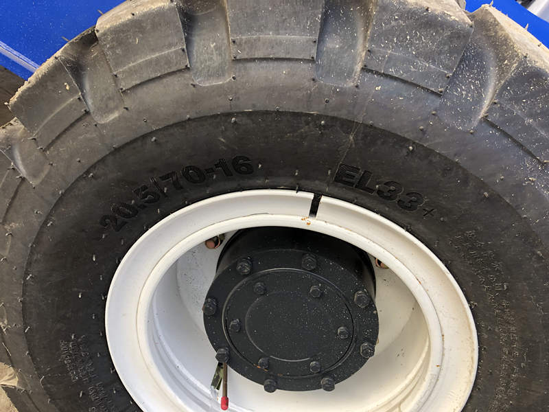 1.2m3 self loading concrete mixer tires