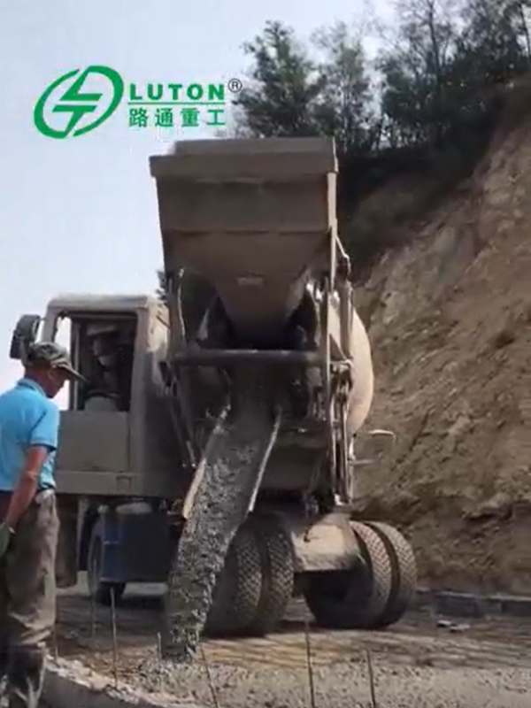 road construction of self loading concrete mixer