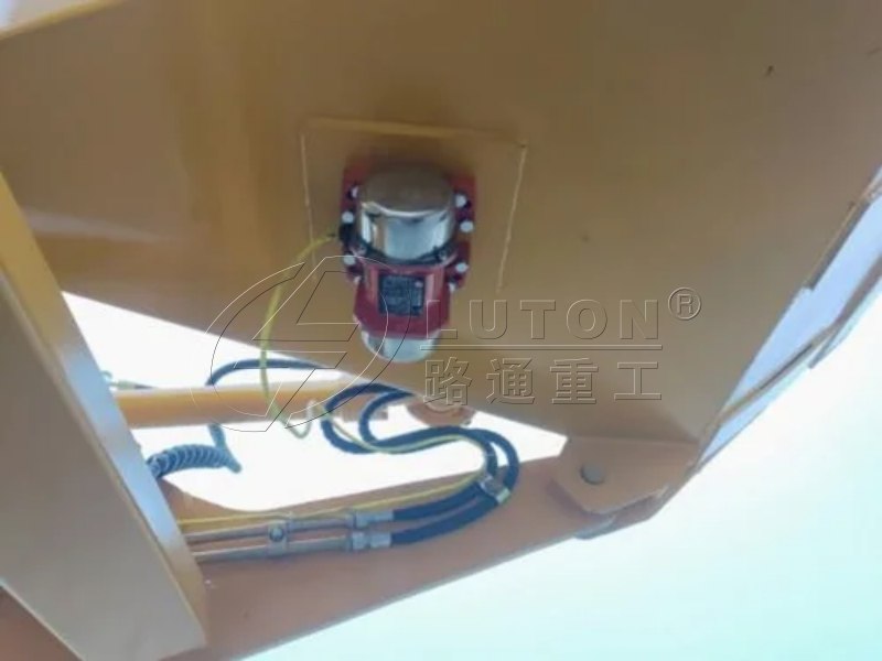 vibrator of the loading bucket in self batching concrete mixer